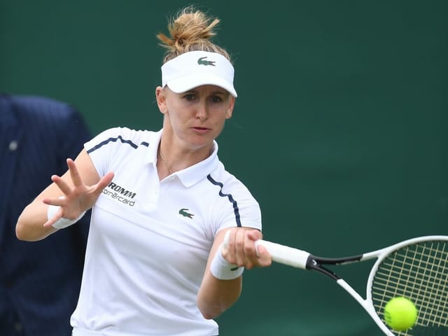 Jil Teichmann retourniert den Ball Jil Teichmann retourniert den Ball