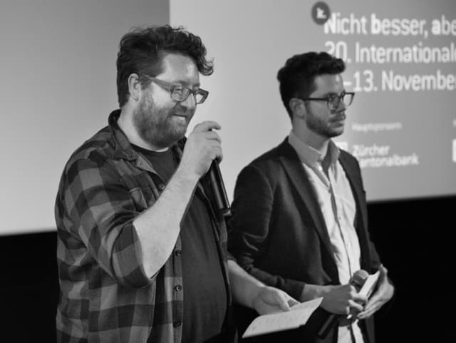 John Canciani und Remo Longhi halten eine Rede zur Eröffnung der 20. Internationalen Kurzfilmtage Winterthur. John Canciani und Remo Longhi halten eine Rede zur Eröffnung der 20. Internationalen Kurzfilmtage Winterthur.