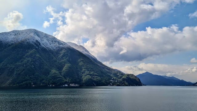 Blick von Castagnola am 15. April über den Luganersee. Blick von Castagnola am 15. April über den Luganersee.