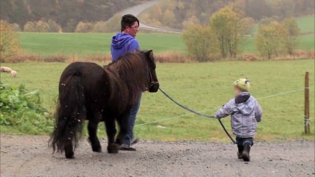 Rainer mit seiner Pflegemutter Heidi. Rainer mit seiner Pflegemutter Heidi.
