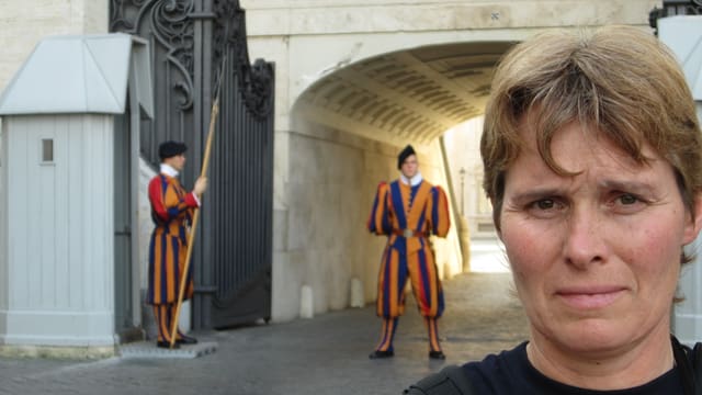 Elly Trachsel in Rom mit der Schweizer Garde abgebildet. Elly Trachsel in Rom mit der Schweizer Garde abgebildet.