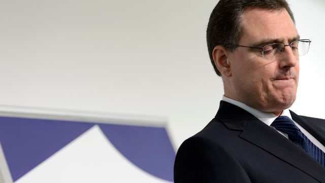 Thomas Jordan mit geschlossenen Augen und ernstem Gesicht Thomas Jordan mit geschlossenen Augen und ernstem Gesicht
