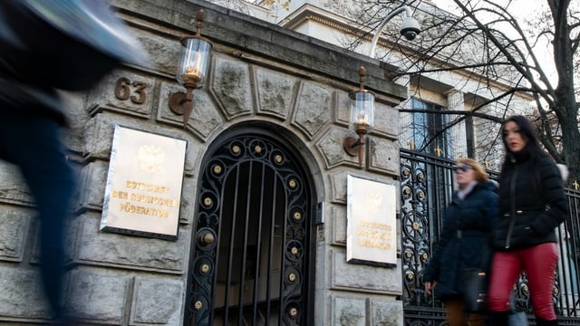 Passantinnen vor der russischen Botschaft in Berlin Passantinnen vor der russischen Botschaft in Berlin
