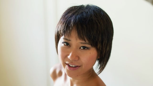 Video «Die rastlose Virtuosin – unterwegs mit Starpianistin Yuja Wang» abspielen Video «Die rastlose Virtuosin – unterwegs mit Starpianistin Yuja Wang» abspielen