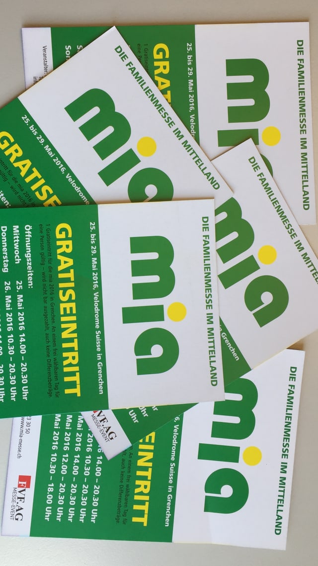 Flugblätter mit der Aufschrift: Mia - Gratiseintritt Flugblätter mit der Aufschrift: Mia - Gratiseintritt