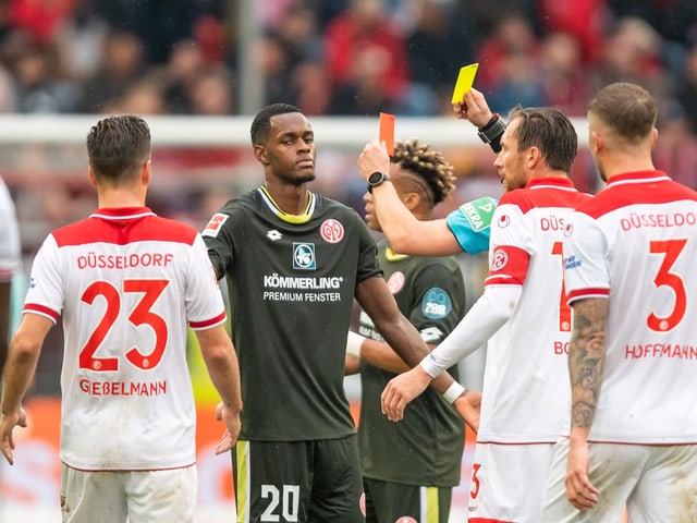 Edimilson Fernandes sieht zuerst die gelbe und dann die rote Karte