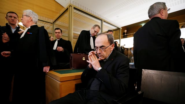 Barbarin sitzend, die Hände aneinandergepresst Barbarin sitzend, die Hände aneinandergepresst