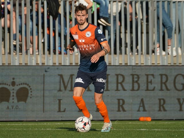 Dominik Schmid am Ball. Dominik Schmid am Ball.