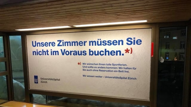Plakat mit Aufschrift «Unsere Zimmer müssen Sie nicht im Voraus buchen.» Plakat mit Aufschrift «Unsere Zimmer müssen Sie nicht im Voraus buchen.»