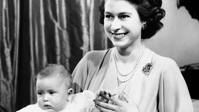 Queen Elizabeth II mit Baby Charles Queen Elizabeth II mit Baby Charles
