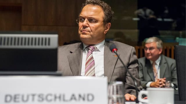 Porträt von Hans-Peter Friedrich, Deutschlands Innenminister Porträt von Hans-Peter Friedrich, Deutschlands Innenminister