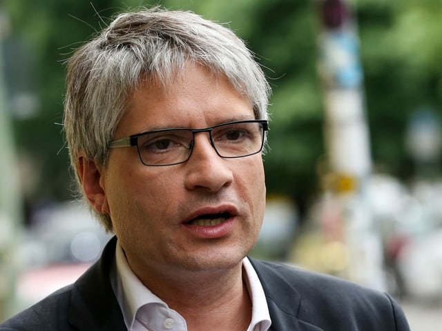 Nahaufnahme eines Mannes mit Brille Nahaufnahme eines Mannes mit Brille