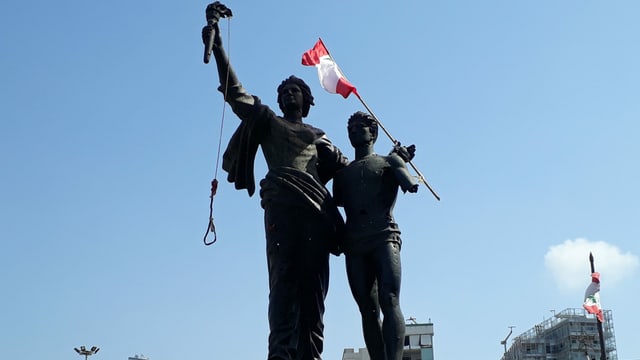 Statue mit 2 Figuren: eine hält Galgen, die andere Libanons Flagge Statue mit 2 Figuren: eine hält Galgen, die andere Libanons Flagge