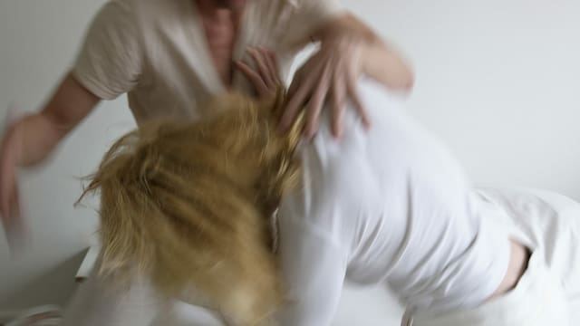 Mann schlägt Frau. (Symbolbild) Mann schlägt Frau. (Symbolbild)