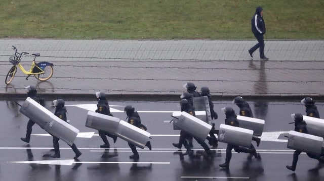 Polizeikräfte gegen in Minsk geben Demonstrierende vor. Polizeikräfte gegen in Minsk geben Demonstrierende vor.
