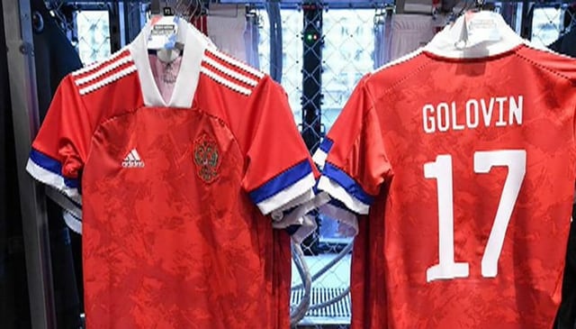 Rotes Trikot mit rot, blau, weissen Ärmeln. Rotes Trikot mit rot, blau, weissen Ärmeln.