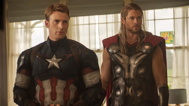 Captain America und Thor stehen nebeneinander. Captain America und Thor stehen nebeneinander.
