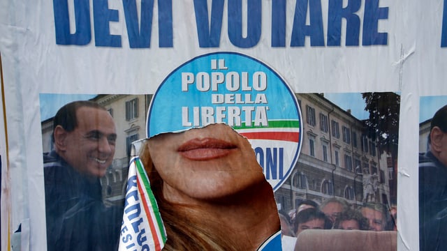 Ein zerrissenes Wahlplakat der Partei von Silvio Berlusconi Ein zerrissenes Wahlplakat der Partei von Silvio Berlusconi