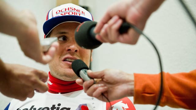 Mikrofone richten sich auf Daniel Albrecht. Mikrofone richten sich auf Daniel Albrecht.
