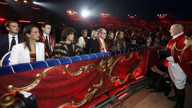 Pierre Casiraghi, Pauline Ducruet, Louis Ducruet, Prinzessin Stéphanie, Fürst Albert II von Monaco und Prinzessin Caroline von Hanover (L-R) in der Loge. Pierre Casiraghi, Pauline Ducruet, Louis Ducruet, Prinzessin Stéphanie, Fürst Albert II von Monaco und Prinzessin Caroline von Hanover (L-R) in der Loge.