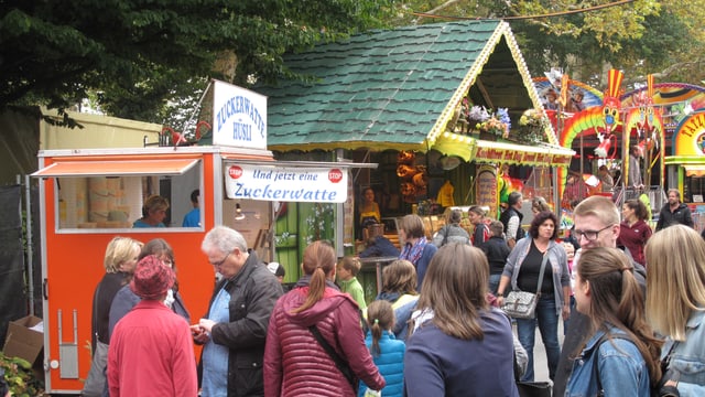 Verpflegungsstände an einem Jahrmarkt. Verpflegungsstände an einem Jahrmarkt.