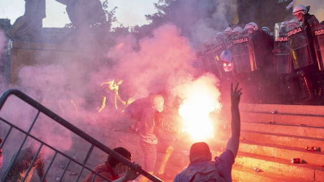 Demonstranten und die Polizei stehen sich vor dem Parlament in Belgrad gegenüber. Demonstranten und die Polizei stehen sich vor dem Parlament in Belgrad gegenüber.
