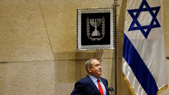 Israelischer Ministerpräsident Benjamin Netanjahu vor israelischer Flagge Israelischer Ministerpräsident Benjamin Netanjahu vor israelischer Flagge