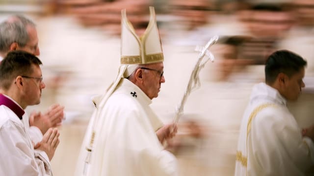 Der Papst vor verschwommenem Hintergrund. Der Papst vor verschwommenem Hintergrund.
