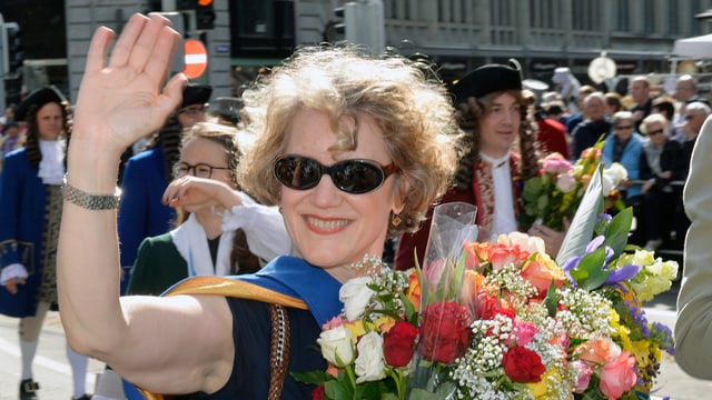 Eine Frau mit Brille und grossem Blumenstrauss Eine Frau mit Brille und grossem Blumenstrauss