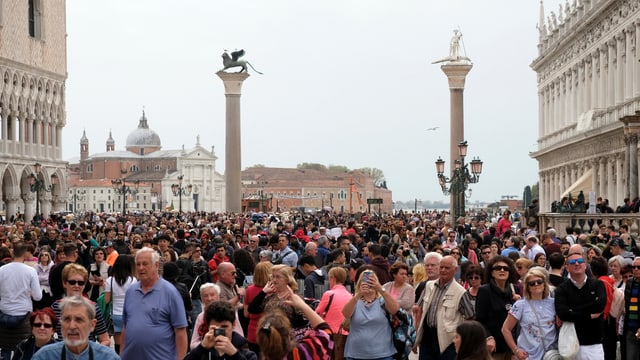 Touristenmenge auf dem Markusplatz. Touristenmenge auf dem Markusplatz.