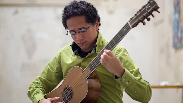 Krishnasol Jimenez Moreno mit Stradivari-Gitarre (20.01.2015)