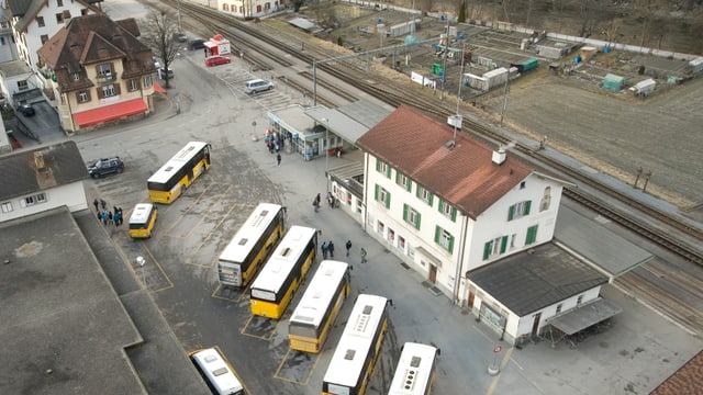 Foto da surengiu da la staziun da Glion ed il territori “Pendas”. Pendas è anc in prà verd senza chasas. Foto da surengiu da la staziun da Glion ed il territori “Pendas”. Pendas è anc in prà verd senza chasas.