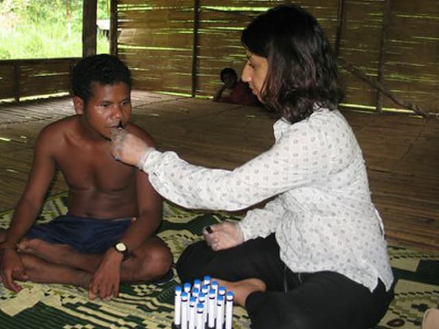 Asifa Majid mit einem Stammesangehörigen der Semai. Asifa Majid mit einem Stammesangehörigen der Semai.
