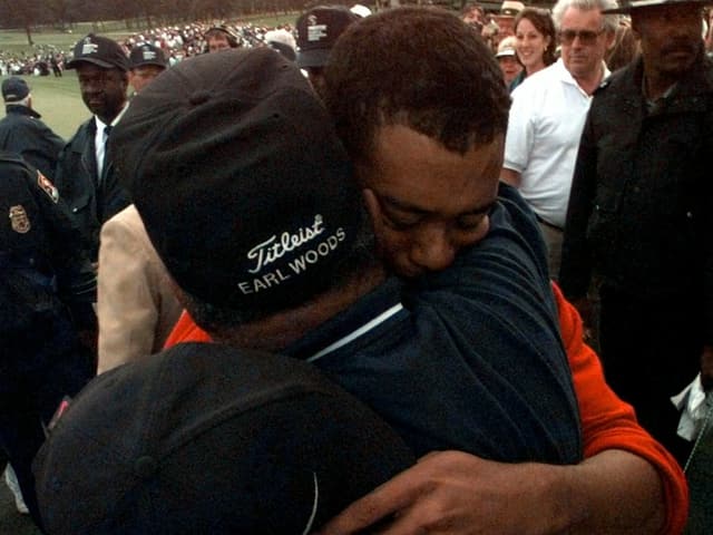 Tiger Woods umarmt Vater Earl Woods nach dem Sieg am US Masters Tiger Woods umarmt Vater Earl Woods nach dem Sieg am US Masters