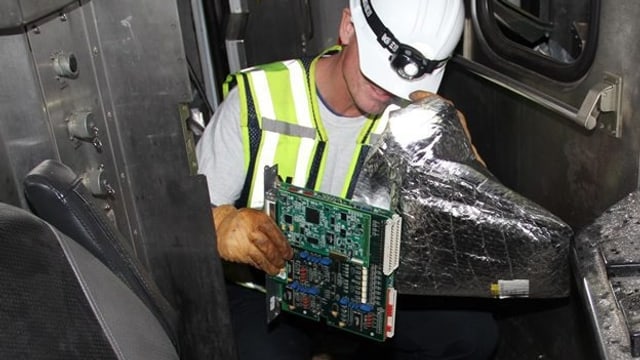 Ein Mitarbeiter der Ntsb packt einen Datenschreiber des Unglückszuges ein Ein Mitarbeiter der Ntsb packt einen Datenschreiber des Unglückszuges ein