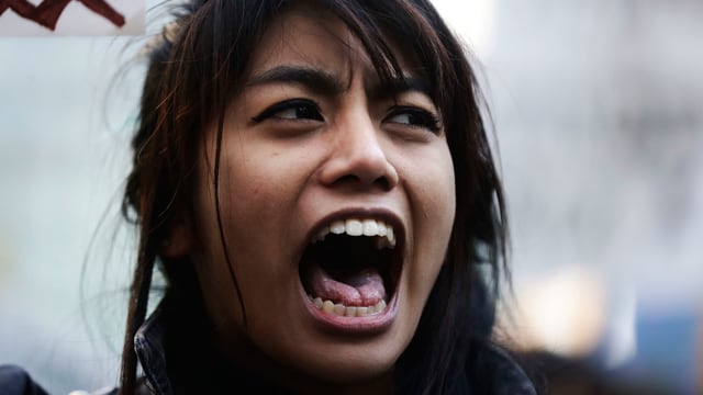 Eine junge Sioux-Indianerin bei einem Protest. Eine junge Sioux-Indianerin bei einem Protest.