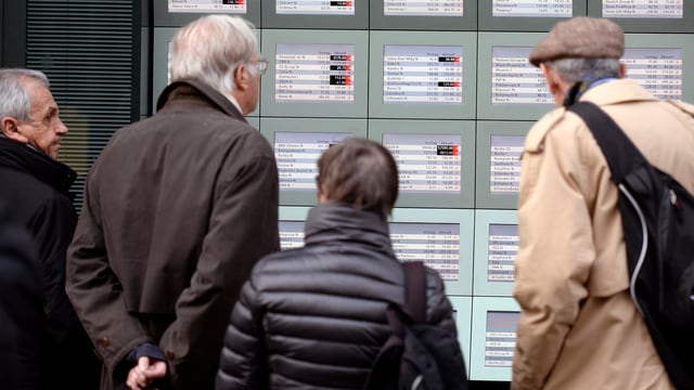 Menschen begutachten Börsenkurse. Menschen begutachten Börsenkurse.