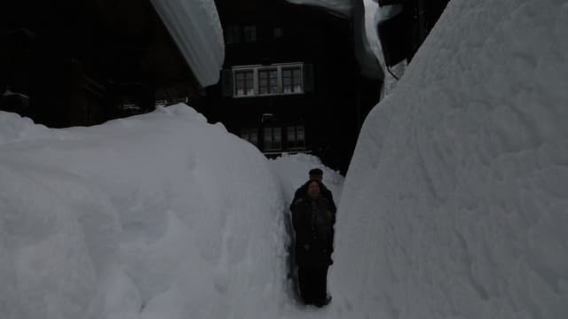 Mannshohe Schneemauern in Ulrichen im Januar 2012. Mannshohe Schneemauern in Ulrichen im Januar 2012.