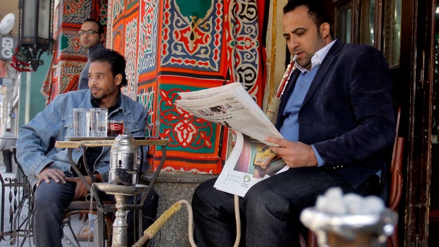 Zeitungsleser in Kairo. Zeitungsleser in Kairo.
