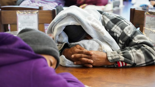 Menschen in der texanischen Hauptstadt Houston suchen Zuflucht vor der Kälte in einem Möbelshop.