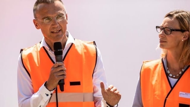 Jacques Boschung und Cornelia Mellenberger in orangen Gilets. Jacques Boschung und Cornelia Mellenberger in orangen Gilets.