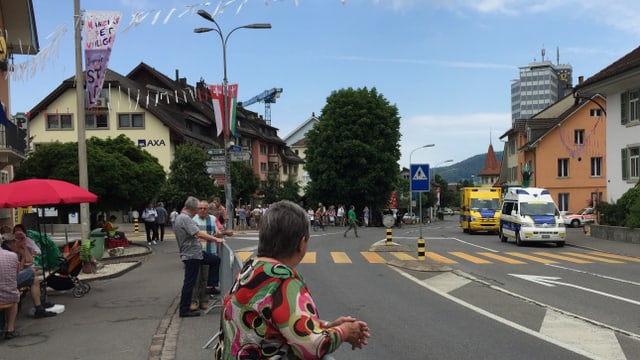 ZWei Radfans an der Absperrung zur Rennstrecke. ZWei Radfans an der Absperrung zur Rennstrecke.
