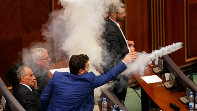 Tränengas im Parlament. Tränengas im Parlament.
