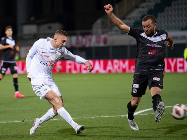 Zürichs Blaz Kramer gegen Mijat Maric vom FC Lugano. Zürichs Blaz Kramer gegen Mijat Maric vom FC Lugano.
