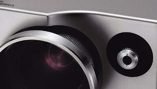 Detail eines Beamers, Objektiv, daneben der Lens Shift-Hebel. Detail eines Beamers, Objektiv, daneben der Lens Shift-Hebel.