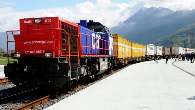 Ein Zug beladen mit Containern wartet auf Abfahrt. Ein Zug beladen mit Containern wartet auf Abfahrt.