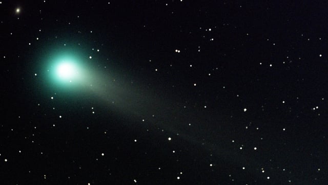 Komet Lovejoy am Sternenhimmel.