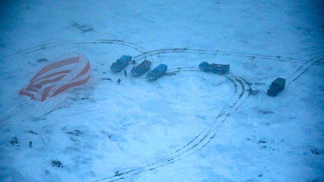 Blick aius einem Helikopter auf den verschneiten Landeplatz der Sojus-Kapsel. Blick aius einem Helikopter auf den verschneiten Landeplatz der Sojus-Kapsel.