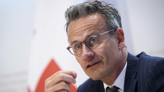 Mann an Pressekonferenz Mann an Pressekonferenz