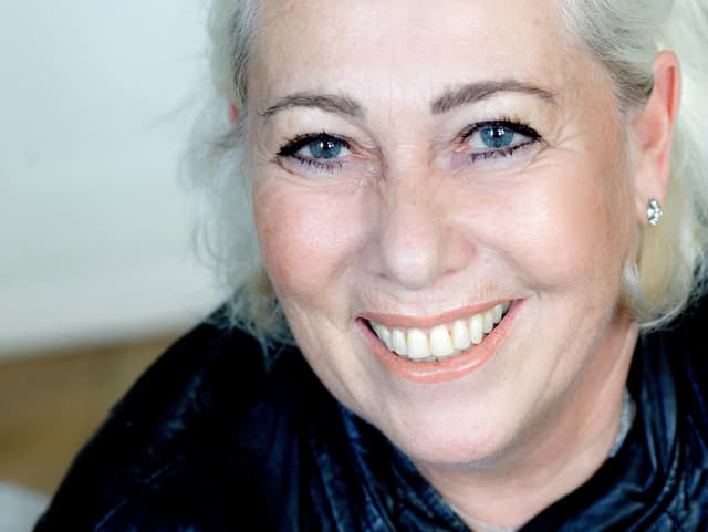 Ruth Hirschfeld, Porträt. Ruth Hirschfeld, Porträt.